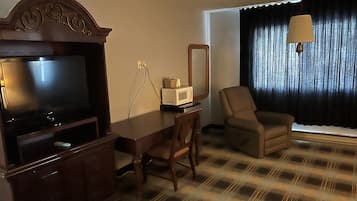 King Jacuzzi Suite | Desk, free WiFi, bed sheets, alarm clocks