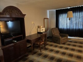 Escritorio, wifi gratis, ropa de cama y despertador 