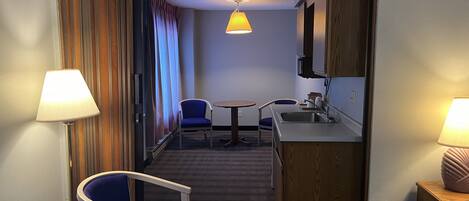 Queen Executive Suite | Desk, free WiFi, bed sheets, alarm clocks