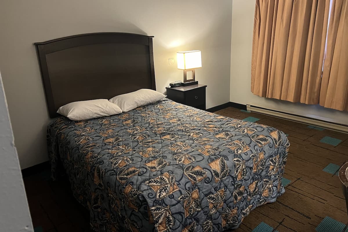 Room, 1 Queen Bed, Non Smoking | Desk, free WiFi, bed sheets, alarm clocks