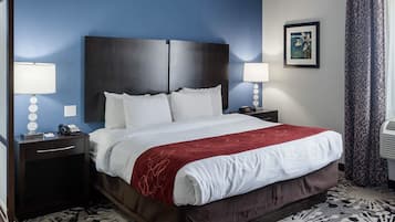 Schreibtisch, Verdunkelungsvorhänge, Bügeleisen/Bügelbrett