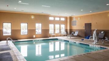 Innenpool, geöffnet von 09:00 Uhr bis 21:00 Uhr, Liegestühle