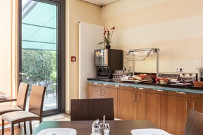 Se ofrece un desayuno bufé todos los días (por un coste adicional)