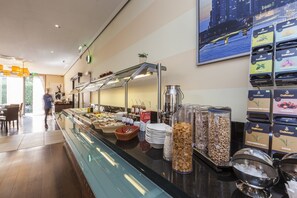 每日供應吃到飽早餐 (每人 EUR14.00)