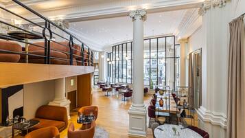 Se sirven desayunos, comidas, cenas y cocina francesa