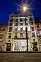 Fachada de la propiedad por la tarde o noche