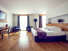 Ropa de cama de alta calidad y caja de seguridad en la habitación 
