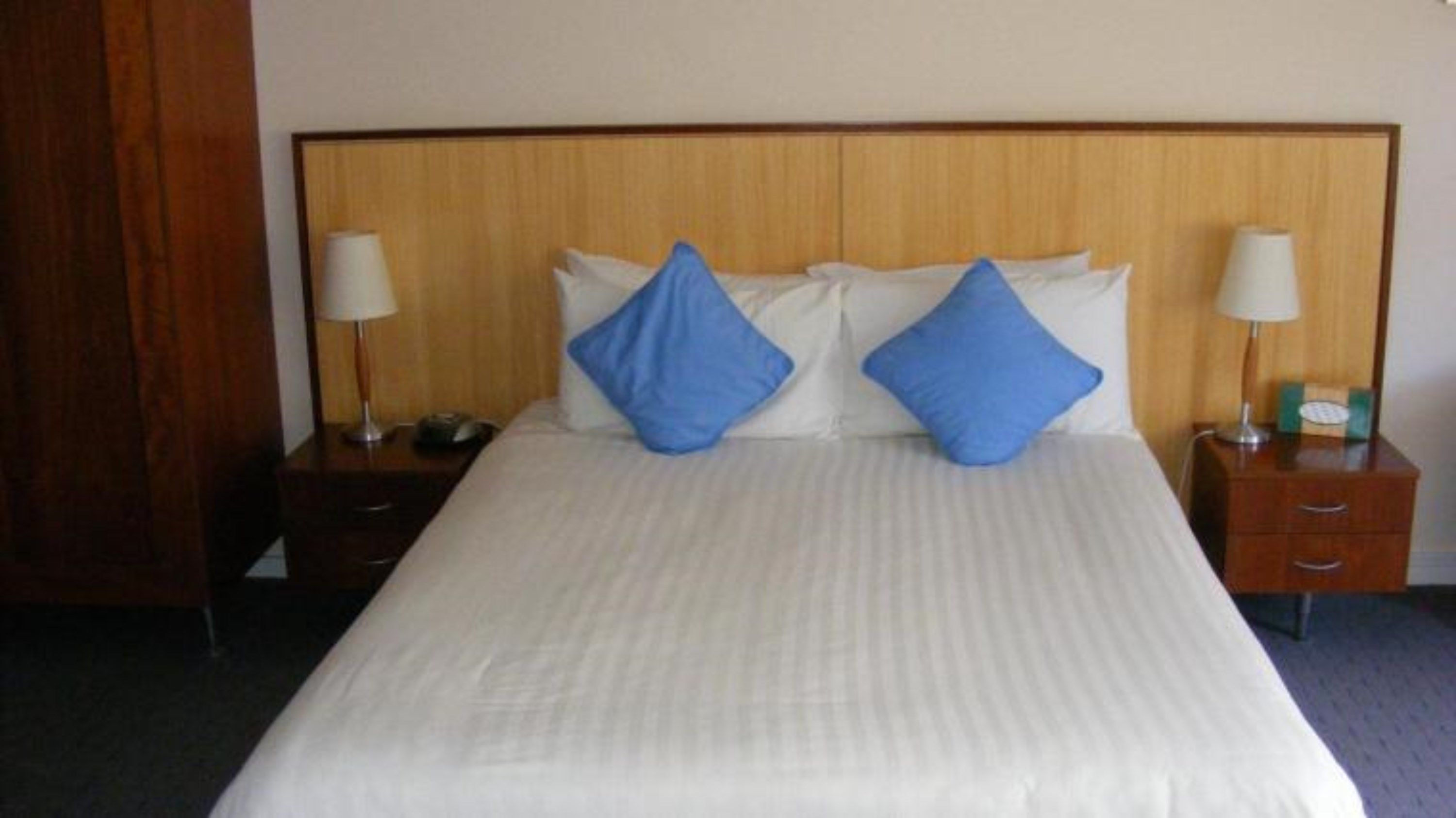 executive double room | iron/ironing board, free wifi, bed sheets