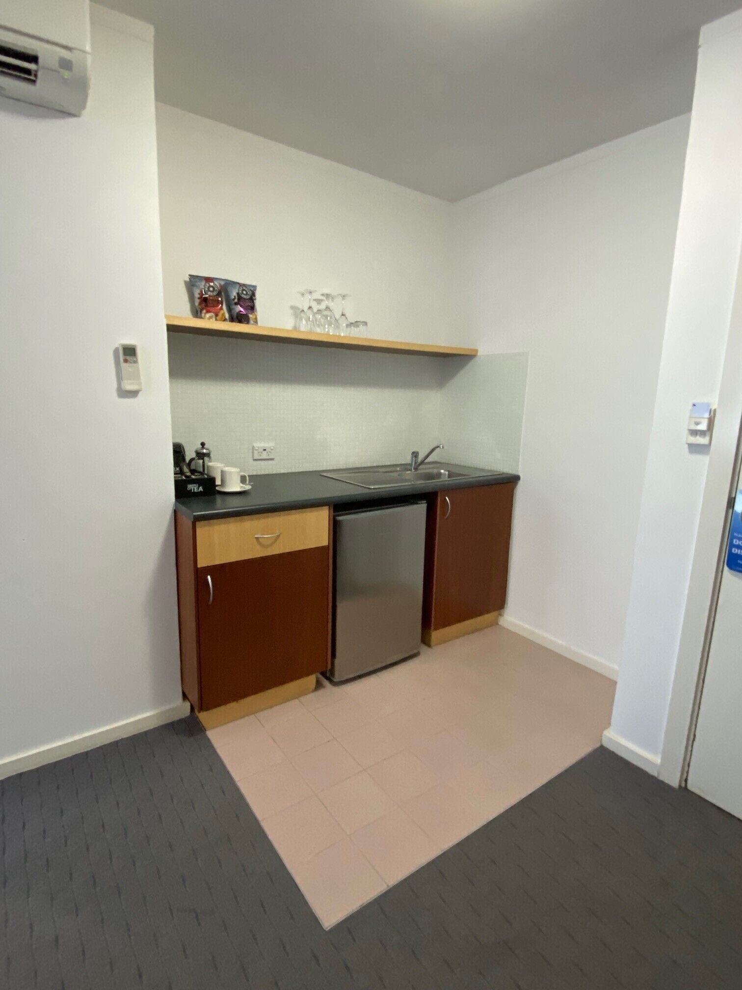 executive double room | private kitchenette | coffee/tea maker, electric kettle