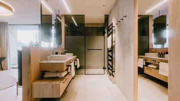 Panorama Suite Premium | Salle de bain | Douche, douche à « effet pluie », articles de toilette de luxe