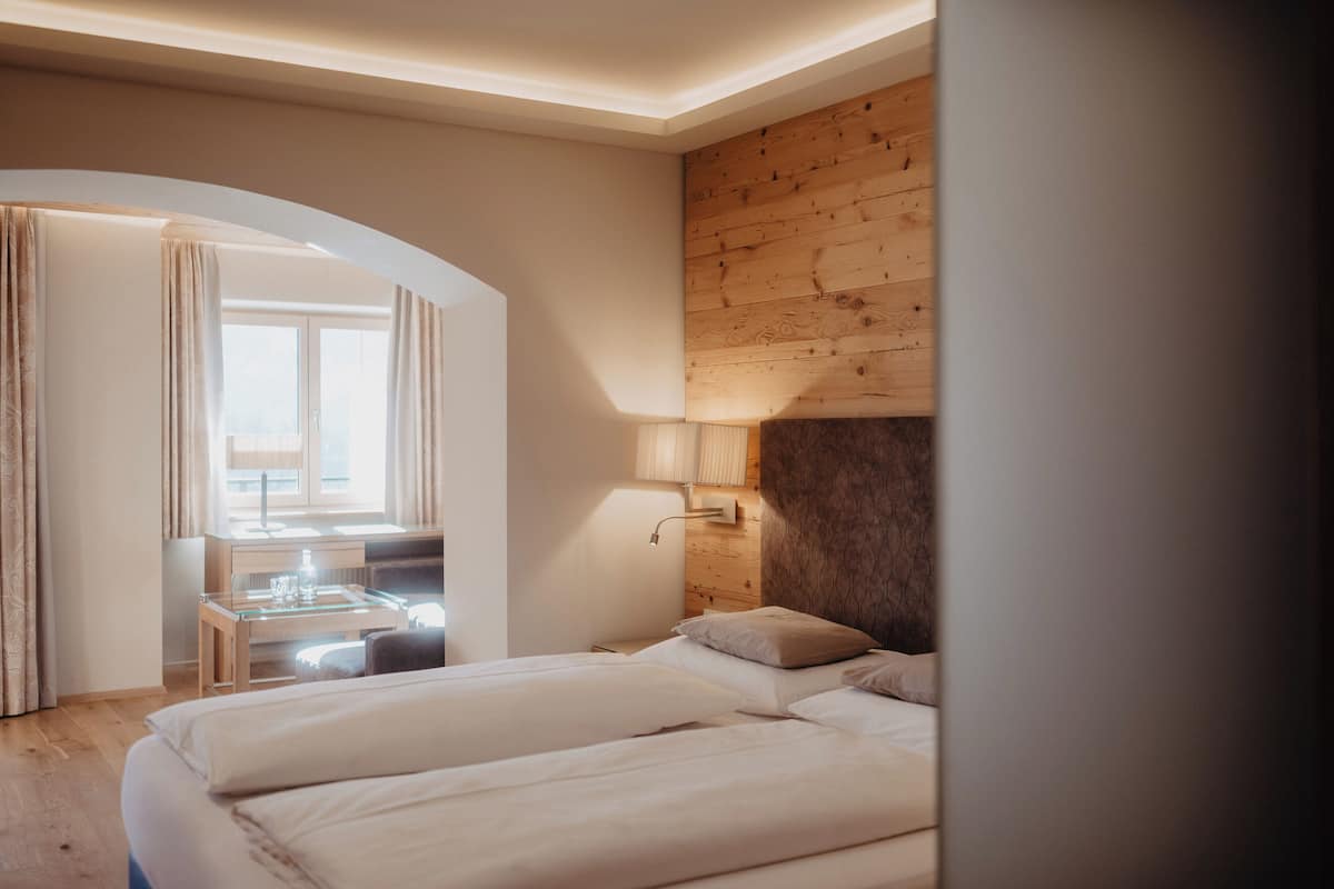 Familien Suite Deluxe | 2 bedrooms, hypo-allergenic bedding, minibar, in-room safe