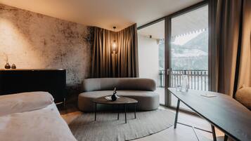 Hypo-allergenic bedding, minibar, in-room safe, individually decorated