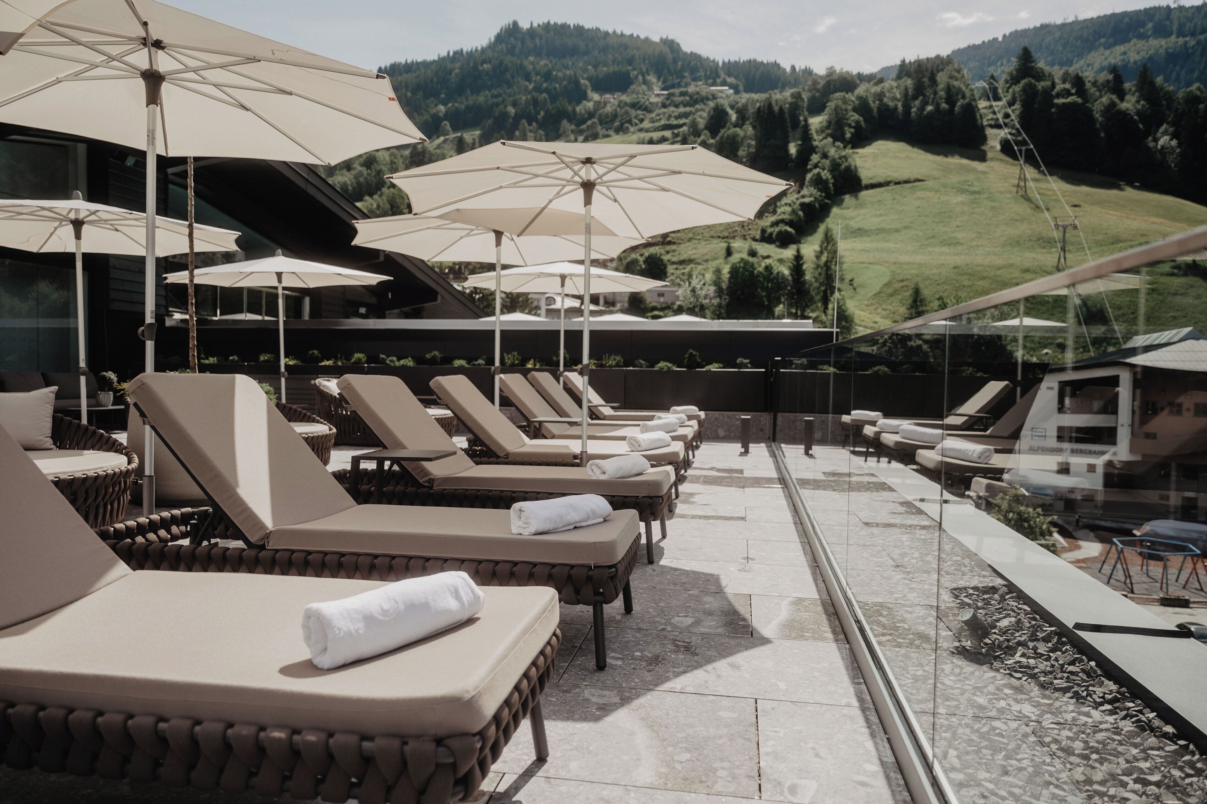 Kolam renang indoor dan kolam renang outdoor, dengan payung kolam renang