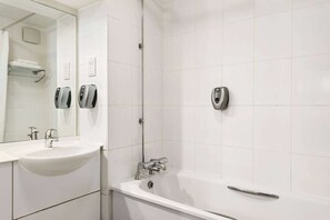 Combined shower/bathtub, eco-friendly toiletries, hair dryer, towels - Days Inn by Wyndham Kendal Killington Lake (Kendal)