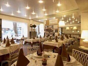 Breakfast and dinner served, local cuisine