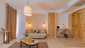 Een moderne woonkamer met een bank, bijzettafeltje en een hanglamp.