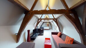 Deluxe suite | Een kluis op de kamer, een bureau, verduisterende gordijnen