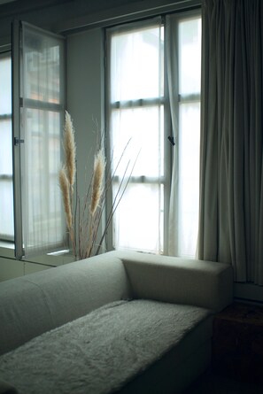In-room safe, desk, blackout drapes, free cribs/infant beds - Hotel Matelote (Antwerp)
