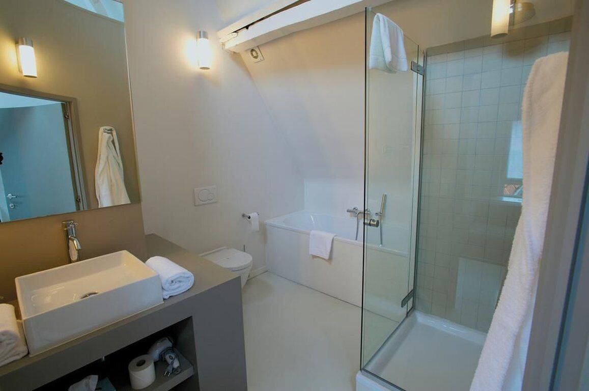 junior suite | bathroom | free toiletries, hair dryer, slippers, towels