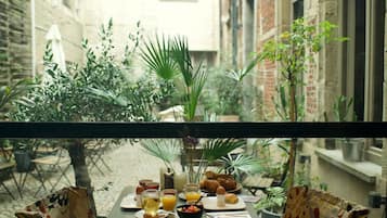 Tägliches Frühstücksbuffet (14 EUR pro Person)