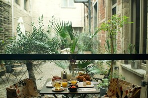 Frokostbuffé hver dag (EUR 14 per person)