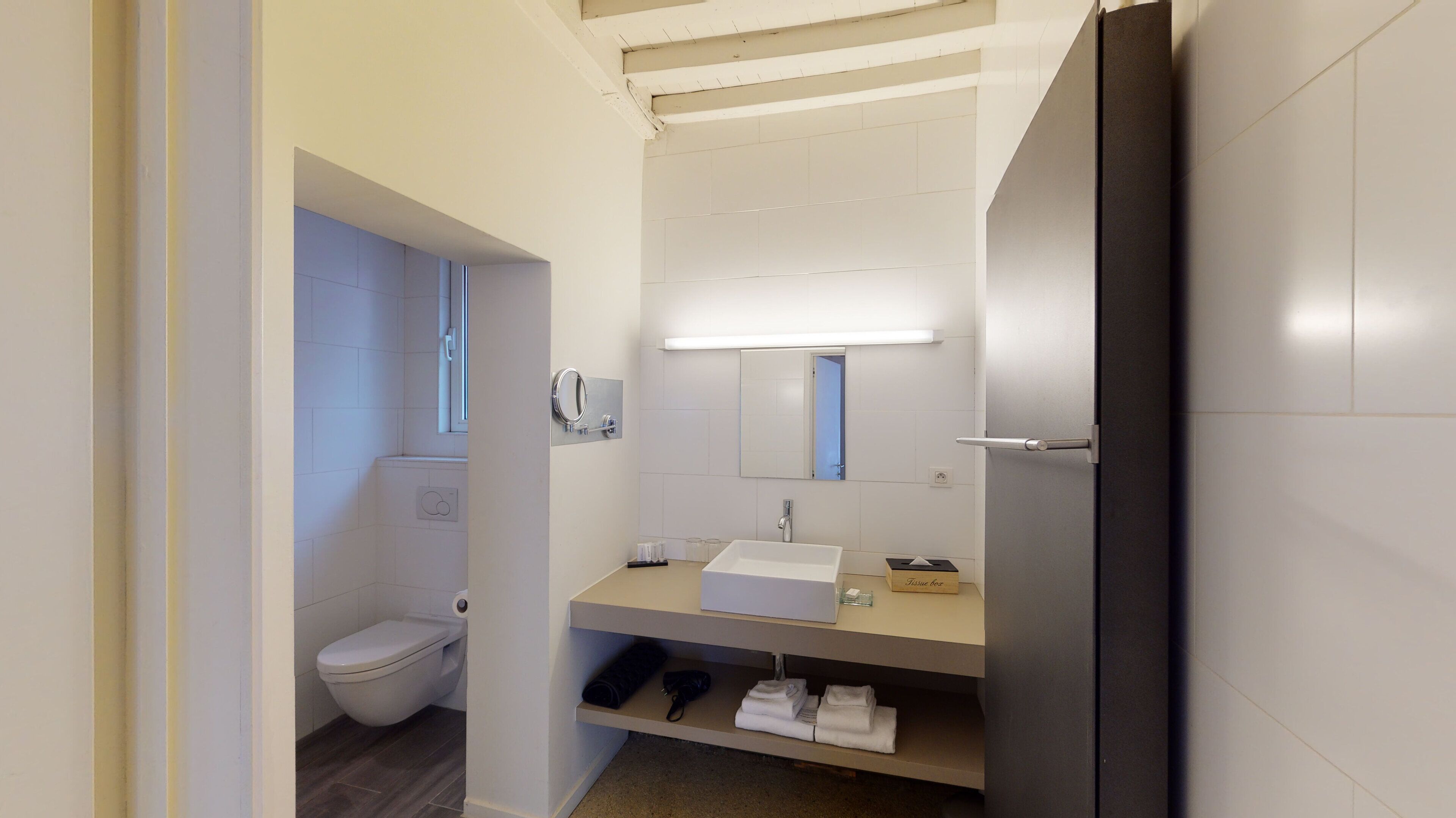 junior suite | bathroom | free toiletries, hair dryer, slippers, towels