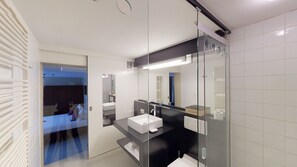 Deluxe-Doppelzimmer | Badezimmer | Kostenlose Toilettenartikel, Haartrockner, Hausschuhe, Handtücher