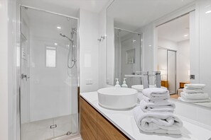 Apartamento superior, 2 habitaciones | Baño | Secador de pelo y toallas