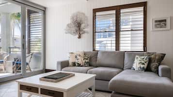 Apartamento, 1 habitación | Zona de estar | Una televisión, un reproductor de DVD