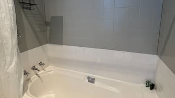 Appartement Ville | Salle de bain | Sèche-cheveux, serviettes fournies