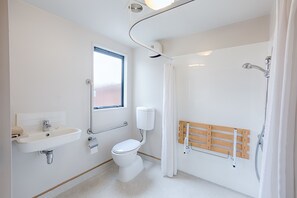 Twin Studio | Bathroom | Free toiletries, hair dryer, towels, soap