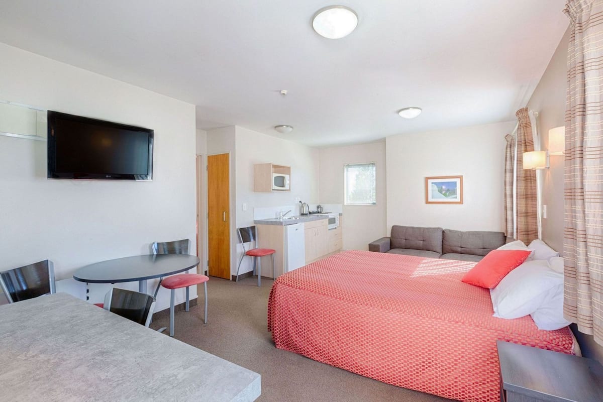 Schreibtisch, laptopgeeigneter Arbeitsplatz, Verdunkelungsvorhänge