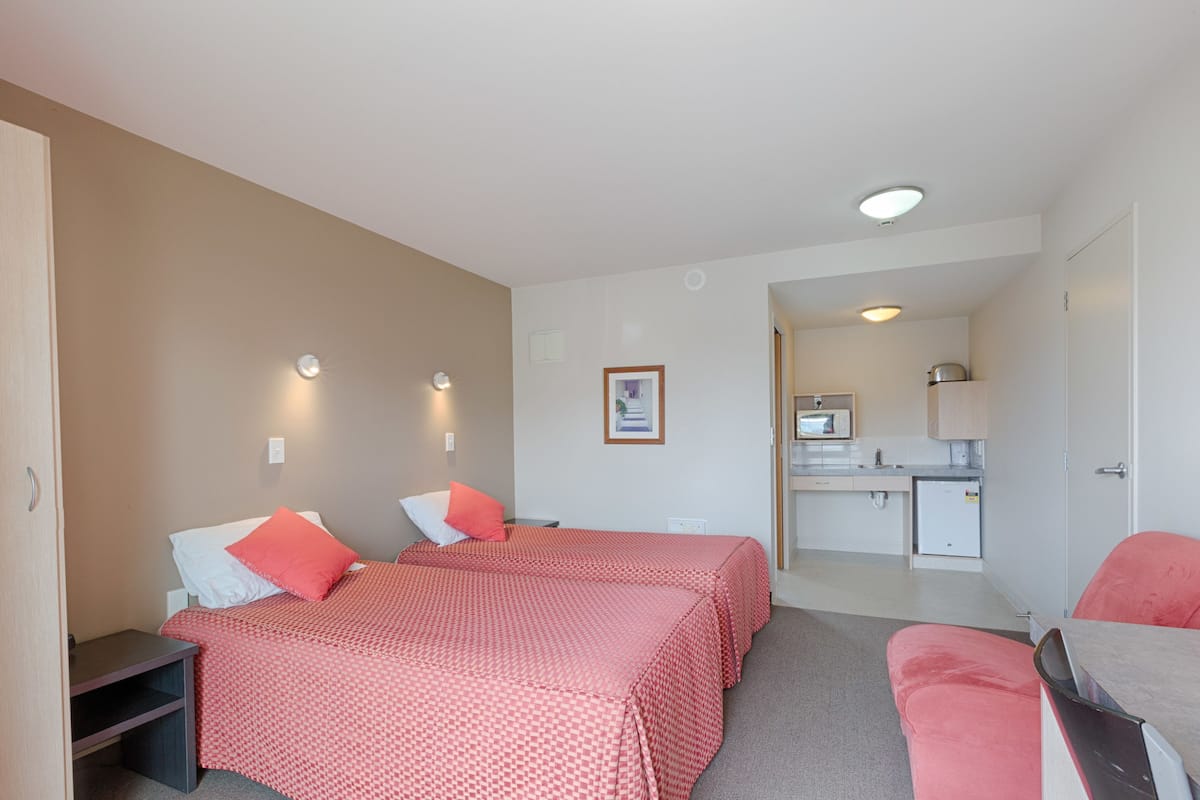 Schreibtisch, laptopgeeigneter Arbeitsplatz, Verdunkelungsvorhänge