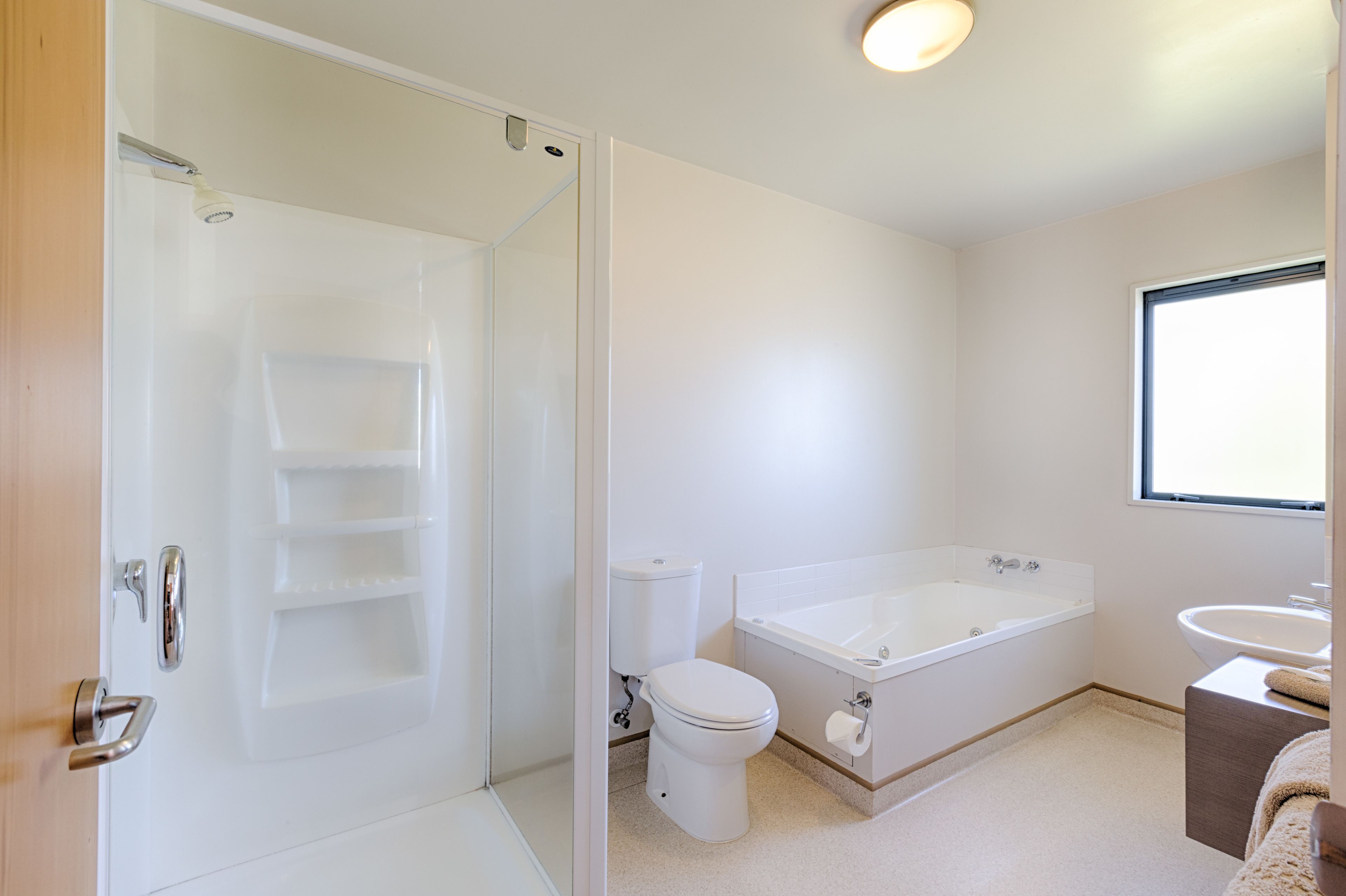 Une salle de bain comprenant des toilettes, une baignoire et un lavabo.