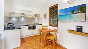Cottage, area taman | Dapur pribadi | Lemari es, microwave, kompor, dan mesin espresso