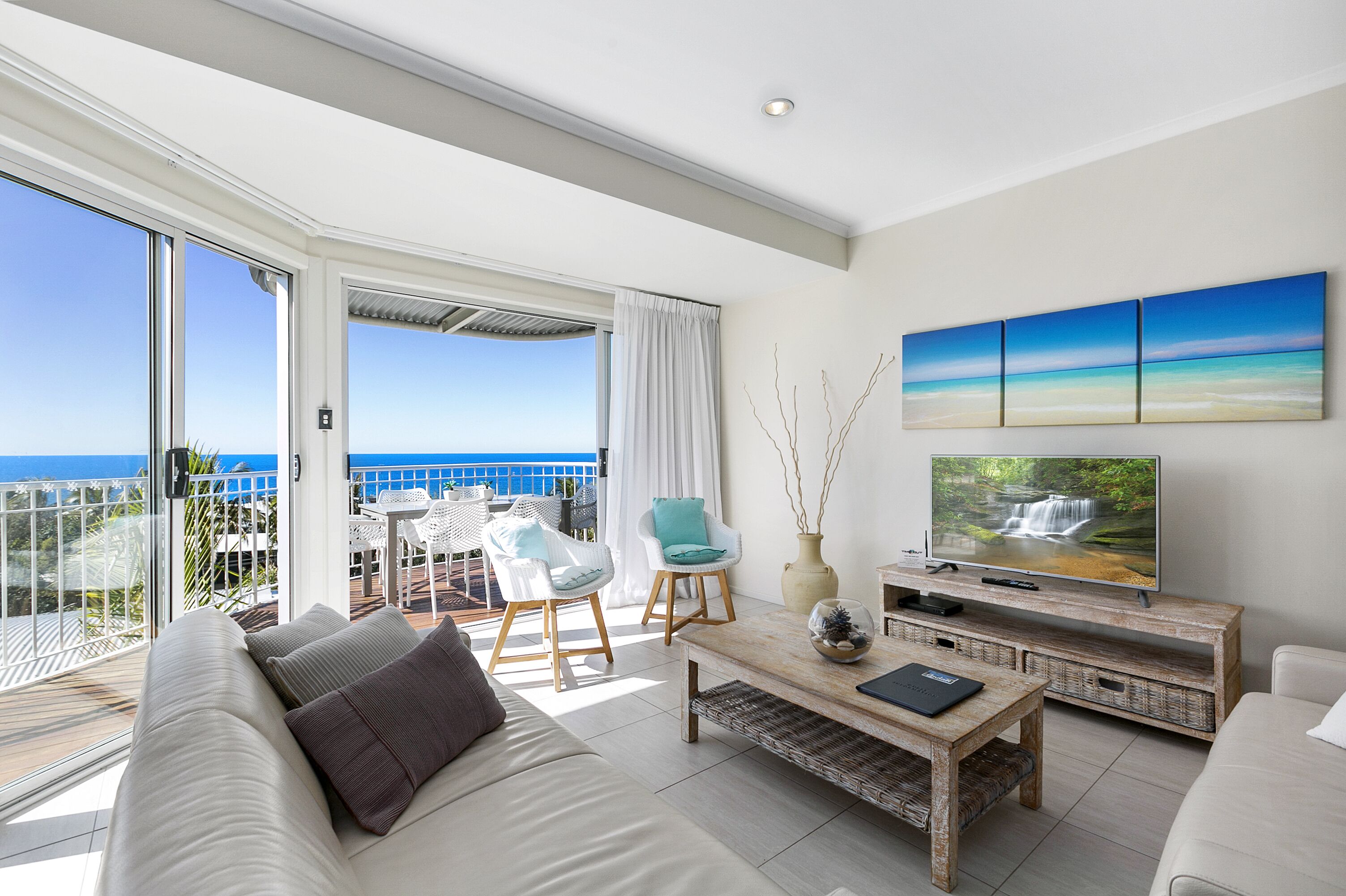 En 40-tommers Flatskjerm-TV med digitale kanaler samt TV og Netflix