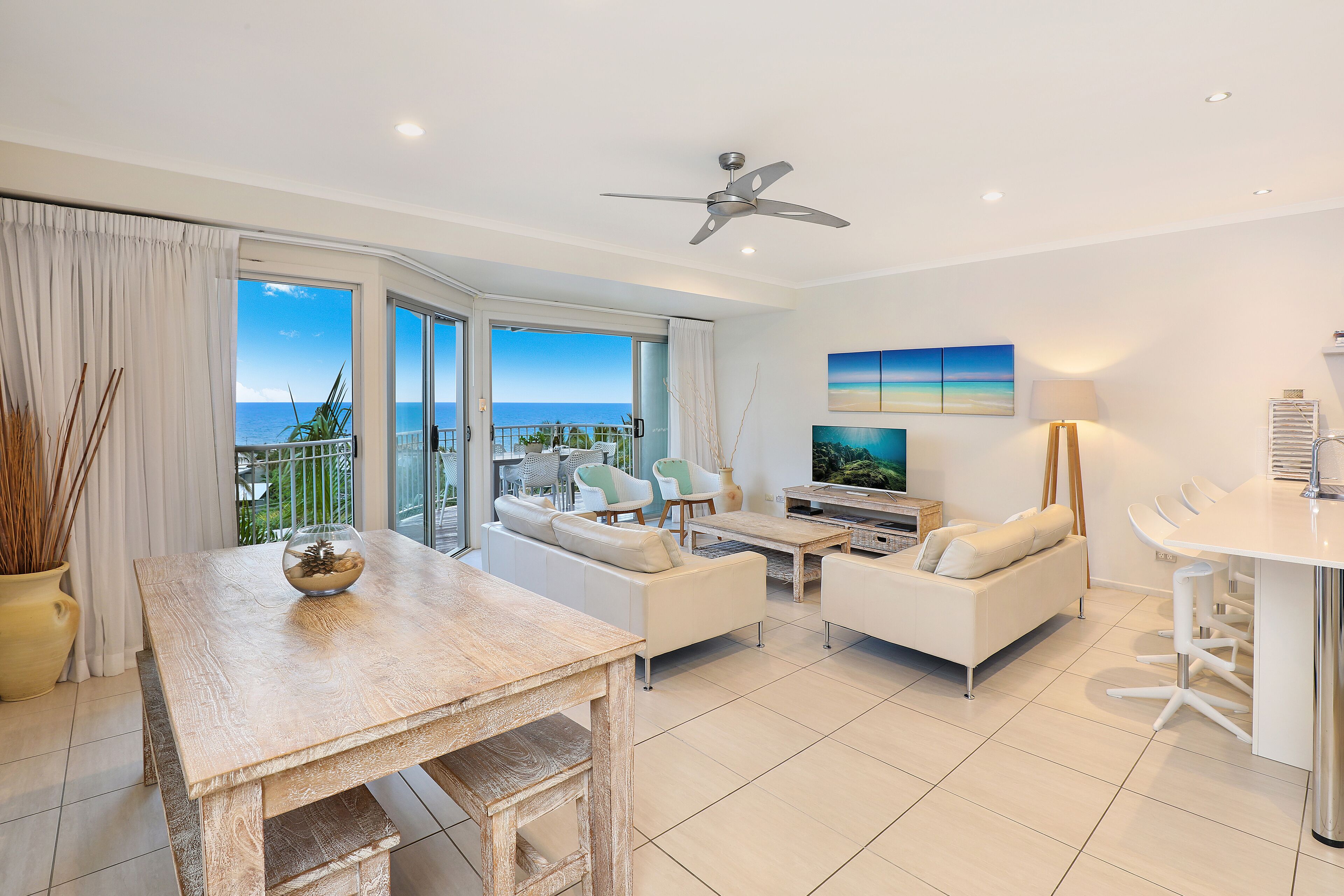 En 40-tommers Flatskjerm-TV med digitale kanaler samt TV og Netflix