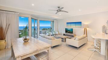 En 40-tommers Flatskjerm-TV med digitale kanaler samt TV og Netflix