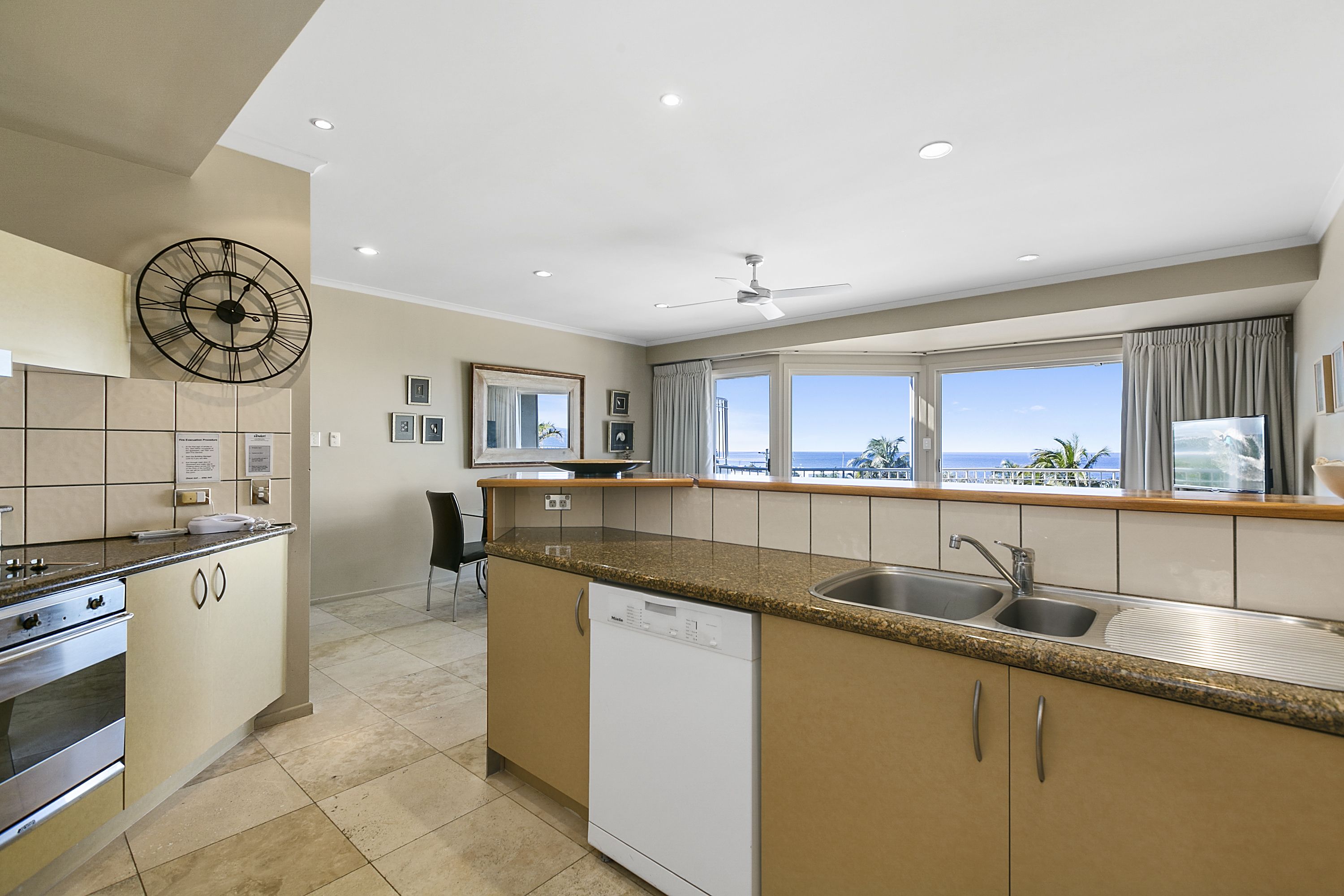 Full-sized fridge, microwave, oven, stovetop