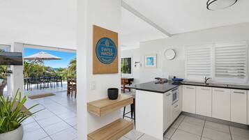 Refrigerador con freezer, microondas, horno, placa de cocina