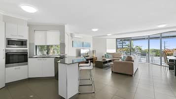 Full-sized fridge, microwave, oven, stovetop