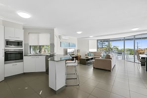 Full-size fridge, microwave, oven, stovetop