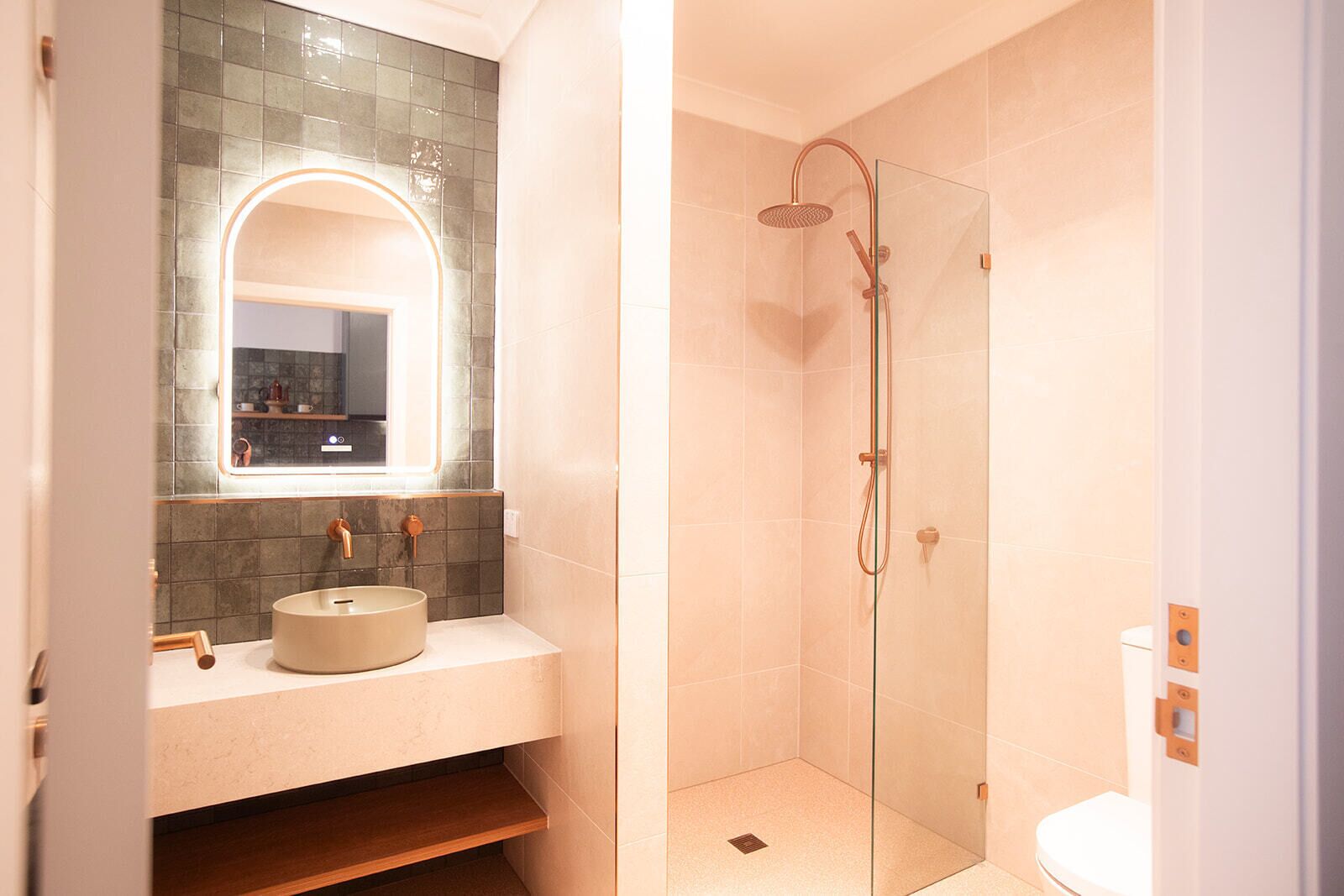 Business Room (King) | Bathroom | Shower, free toiletries, hair dryer, towels