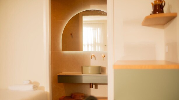 A bathroom with a sink, mirror, and shelves. - The Alluna Motel, an Ascend Collection Hotel (Armidale)