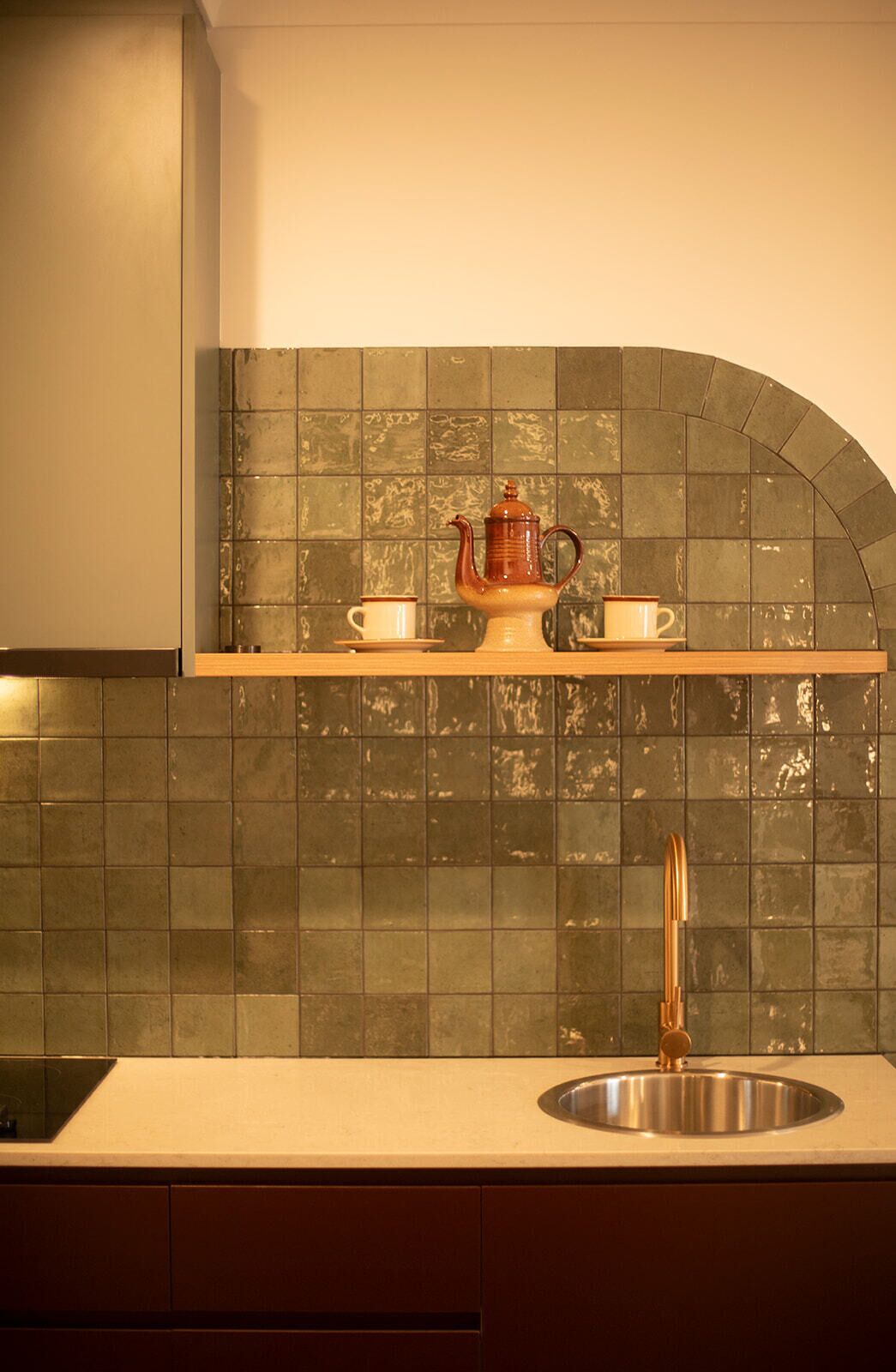 Business Room (King) | Private kitchen | Coffee/tea maker, mini-fridge, microwave, electric kettle