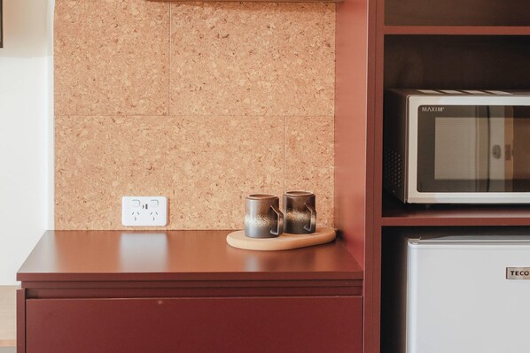 Habitación, 1 cama de matrimonio, notificación por teléfono o timbre, no fumadores (Mobility) | Tabla de planchar con plancha, cunas gratuitas, wifi gratis