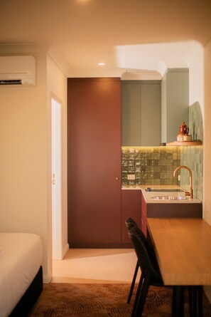 Business-Zimmer (King) | Eigene Küche | Mini-Kühlschrank, Mikrowelle, Wasserkocher mit Kaffee-/Teezubehör