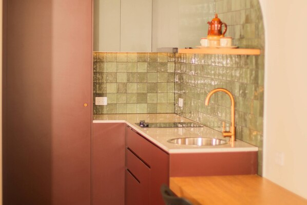 Habitación empresarial (King) | Tabla de planchar con plancha, cunas gratuitas y wifi gratis 