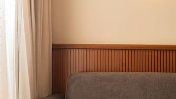 Business Room (King) | Iron/ironing board, free cots/infant beds, free WiFi, bed sheets