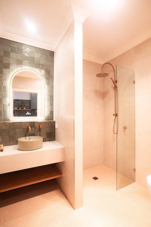 Business Room (King). The Alluna Motel, an Ascend Collection Hotel